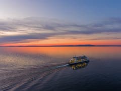 Fähre bei der letzten Fahrt im Abendrot von Romanshorn Richtung Friedrichshafen. (Bild: Mirco Costa)