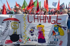 Ein Demonstrationszug bewegt sich durch Basel. (KEYSTONE/Georgios Kefalas)