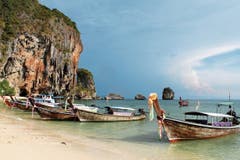 Typische thailändische Longtail-Boote an der Phra Nang Beach von Railay. Der Ort ist nur auf dem Schiffweg erreichbar.