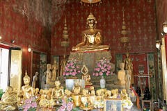 Eine Besonderheit: ein Tempel mit weiblichen Buddhafiguren.