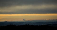 Die künstliche Dampfwolke aus dem Kühlturm vom AKW Leibstadt steigt in den Abendhimmel hoch und beherrscht die Stimmung auf der Hohen Buche. (Bild: Hans Aeschlimann)