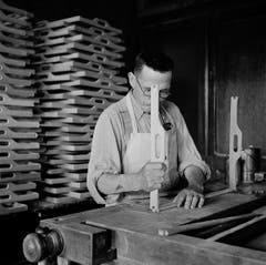 Ein Schreiner bei der Arbeit 1944. (Bild: Karl Manz/Aura)