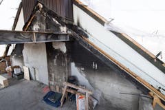 Verkohlte Holzbalken auf dem Dachstock. (Bild: Boris Bürgisser, 1. Mai 2019)