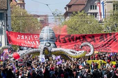 Kundgebungsteilnehmer in Zürich. (KEYSTONE/Ennio Leanza)