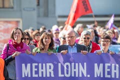 Die SP-Regierungsmitglieder Heidi Hanselmann (zweite von links) und Fredy Fässler liefen an der Spitze des 1.-Mai-Demonstrationszuges in St.Gallen mit. (Bild: Urs Bucher - 1. Mai 2019)