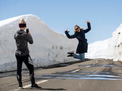 Fototermin auf dem Oberalp: Der Pass zwischen Uri und Graubünden ist nach der Wintersperre wieder geöffnet.(Bild: Alexandra Wey / Keystone, 1. Mai 2019)