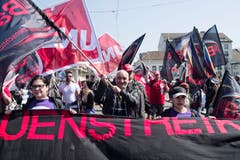 1. Mai Umzug: Eine Absplitterung der Unia , die Basis 21, demonstriert gegen die Machtverhältnisse in dieser und versucht den Demonstrationsumzug aufzuhalten. (Bilder: Roland Schmid)