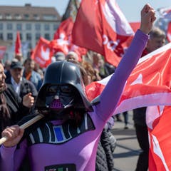 Eine Demonstrantin verkleidet als Darth Vader von Star Wars in Basel. (KEYSTONE/Georgios Kefalas)