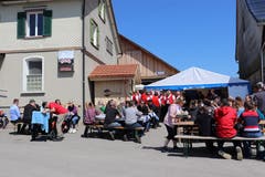 Nicht nur das Festzelt ist voller Besucher.