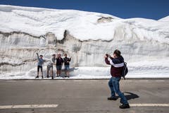 Ein Selfie vor dieser Schneewand darf nicht fehlen. (Bild: Alexandra Wey / Keystone, 1. Mai 2019)