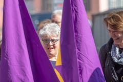 Das Violett als Farbe der Frauenbewegung dominierte die Spitze des Demonstrationszugs durch die St.Galler Innenstadt. (Bild: Urs Bucher - 1. Mai 2019)