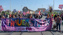 Ein Demonstrationszug bewegt sich durch Basel. (KEYSTONE/Georgios Kefalas)