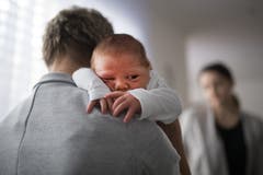 Bei Baby Levin ist ein Äderchen geplatzt. (Bild: Benjamin Manser)