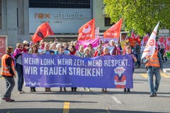 Die St.Galler 1.-Mai-Demo startet auf dem Blumenmarkt zum Umzug durch die Innenstadt. (Bild: Urs Bucher - 1. Mai 2019)
