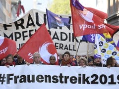 Auch in Zürich waren die Menschen mit vielen bunten Fahnen unterwegs. (Bild: KEYSTONE/ENNIO LEANZA)