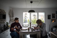 Die Hebamme dokumentiert bei ihren Hausbesuchen jede Entwicklung und Beobachtung. (Bild: Benjamin Manser)