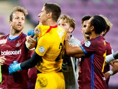 Die Servettiens können sich auch wehren. Anthony Sauthier (links) knöpft sich den Aarauer Torhüter Djordje Nikolic vor (Bild: KEYSTONE/VALENTIN FLAURAUD)