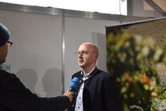 Videojournalist Raphael Rohner auf Stimmenfang. (Bild: Timon Kobelt, 10.05.2019)