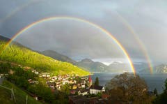Regenbogen in unglaublichen Farben über Weggis. (Bild: Sabrina Wolfisberg, Weggis, 9. Mai 2019)