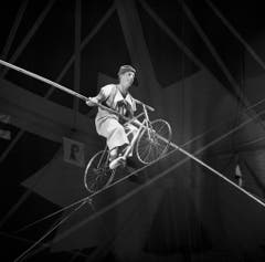 Pio begibt sich an der Expo 1964 in Lausanne mit dem Velo aufs Hochseil. (Bild: Keystone)