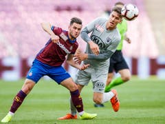 Alex Schalk (links) ist ein Stützpfeiler in Servettes erfolgreicher Mannschaft (Bild: KEYSTONE/VALENTIN FLAURAUD)