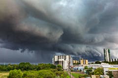 Dunkle Vorzeichen eines Gewitters in Darwin.