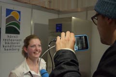 Videojournalist Raphael Rohner auf Stimmenfang. (Bild: Timon Kobelt, 10.05.2019)