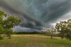 Ein Gewitter naht in Darwin in Australien. Aufgenommen auf einer Brücke.