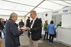 OK-Präsident Peter Kroll überreicht dem ersten Besucher ein Präsent. (Bild: Sabine Camedda, 10. Mai 2019)