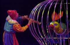 Der zauberhafte Clown Pierino führt bei der Premiere des neuen Programms des Zirkus Nock am Samstag, 10. März 2001 in Frick seine Nummer vor. (Bild: KEYSTONE/Dominik Pluess)
