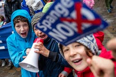 Auch diese drei Knirpse trotzten dem Wetter um bei der Demo dabei zu sein.