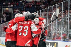 Die Schweizer stellen die Weichen bereits früh auf Sieg: Nach einem Drittel führten sie bereits mit 4:0. Hier bejubelt die Linie von Kurashev das 3:0. (Bild: Andy Müller/freshfocus, Bratislava, 11. Mai 2019)