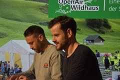 Die FCSG-Spieler Tranquillo Barnetta und Andreas Wittwer geben Autogramme. (Bild: Ruben Schönenberger, 11. Mai 2019)