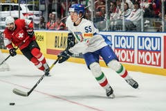 Italiens Luca Zanatta versucht, das Spiel seiner Mannschaft aufzubauen. Vincent Praplan verfolgt ihn. (Bild: Andy Mueller/freshfocus, Bratislava, 11. Mai 2019)