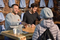 Die FCSG-Spieler Tranquillo Barnetta und Andreas Wittwer geben Autogramme. (Bild: Ruben Schönenberger, 11. Mai 2019)