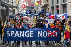 Zahlreiche Personen schlossen sich spontan dem Protestzug an.