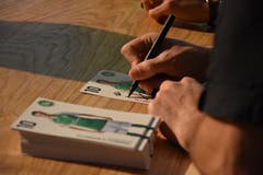 Die FCSG-Spieler Tranquillo Barnetta und Andreas Wittwer geben Autogramme. (Bild: Ruben Schönenberger, 11. Mai 2019)