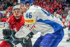 Noah Rod setzt zum Check gegen Italiens Ivan Deluca an. (Bild: Andy Mueller/freshfocus, Bratislava, 11. Mai 2019)