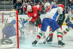Gewohntes Bild an diesem ersten Spieltag: Die Schweizer – hier Andres Ambühl – machen Druck, die Italiener in der Bredouille. (Bild: Andy Müller/freshfocus, Bratislava, 11. Mai 2019)