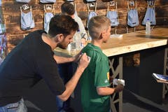 Die FCSG-Spieler Tranquillo Barnetta und Andreas Wittwer geben Autogramme. (Bild: Ruben Schönenberger, 11. Mai 2019)
