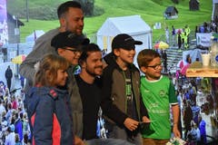 Die FCSG-Spieler Tranquillo Barnetta und Andreas Wittwer geben Autogramme. (Bild: Ruben Schönenberger, 11. Mai 2019)