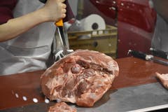 Die Metzgerei Rust zeigt ihr Handwerk direkt vor Ort. (Bild: Ruben Schönenberger, 11. Mai 2019)