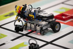Die Kinder und Jugendlichen designten und bauten einen Lego-Mindstorm-Roboter, programmieren ihn und traten damit gegeneinander an. Das Thema der diesjährigen «World Robot Olympiad»ist, «Wie sieht die Stadt der Zukunft aus?». So entwickeln die Kinder der mittleren Altersklasse zum Beispiel einen Roboter, der alte Lampen korrekt entsorgt und sie durch smarte Lampen ersetzt. (Bilder: Roger Zbinden, Rotkreuz, 11. Mai 2019)