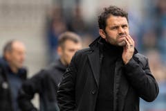 GC-Trainer Uli Forte muss zusehen, wie GC-Anhänger den Abstiegs seiner Equipe besiegelten. (Bild: KEYSTONE/Ennio Leanza, Luzern, 12. Mai 2019)