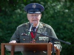 Unter den Ehrengästen der Gedenkfeier war auch der frühere US-Pilot Gail Halvorsen, der damals einen der «Rosinenbomber» flog. (Bild: KEYSTONE/EPA/OMER MESSINGER)