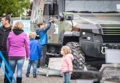 Diese jungen Messebesucher inspizieren eines der Mowag-Fahrzeuge. (Bild: Reto Martin)