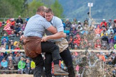 Das Nachwuchstalent aus Cham bezwang Sven Schurtenberger (Gesicht verdeckt) im Schlussgang. (Bild: KEYSTONE/Urs Flüeler, Bürglen, 12. Mai 2019)