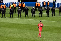 Der GC-Torhüter Heinz Lindner versuchte, die Fans zu beruhigen – jedoch ohne Erfolg. (Bild: KEYSTONE/Alexandra Wey, Luzern, 12. Mai 2019)