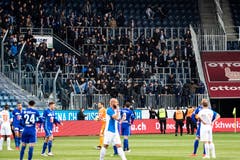 Szenen, die nicht zum Fussball gehören sollten: GC-Fans stürmen von den Rängen. (Bild: KEYSTONE/Alexandra Wey, Luzern, 12. Mai 2019)
