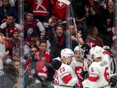Die Schweizer mit Torschütze Gregory Hofmann (mitte) bejubeln vor ihren Fans den 1:0-Führungstreffer gegen Lettland (Bild: KEYSTONE/MELANIE DUCHENE)